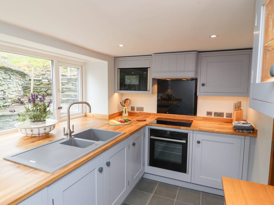 Fridge, dishwasher, cookware/dishes/utensils