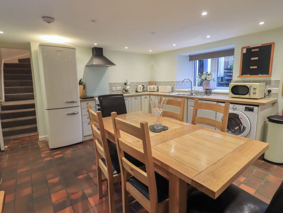 Cottage | Private kitchen | Fridge, dishwasher, cookware/dishes/utensils