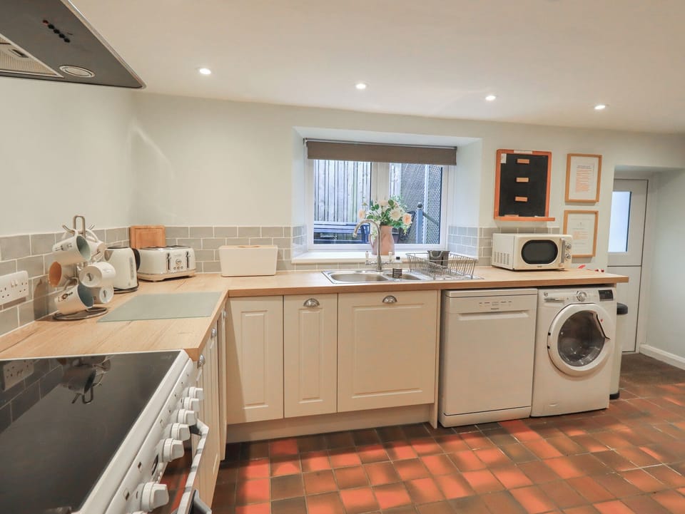 Cottage | Private kitchen | Fridge, dishwasher, cookware/dishes/utensils