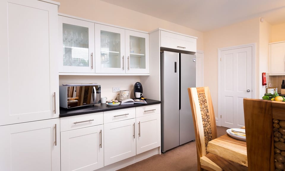 Fridge, microwave, dishwasher, cookware/dishes/utensils