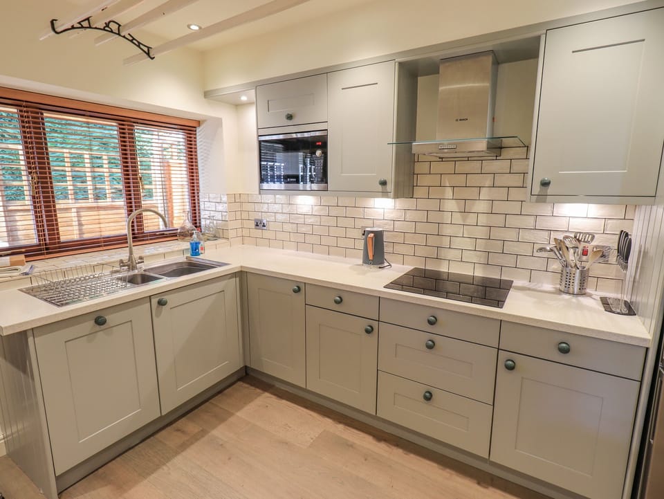 Fridge, dishwasher, cookware/dishes/utensils