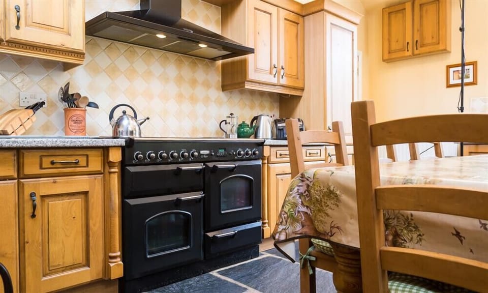 Fridge, dishwasher, cookware/dishes/utensils