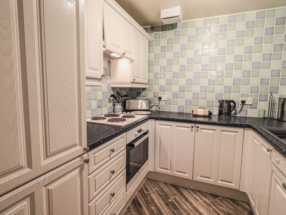 Cottage | Private kitchen | Fridge, dishwasher, cookware/dishes/utensils