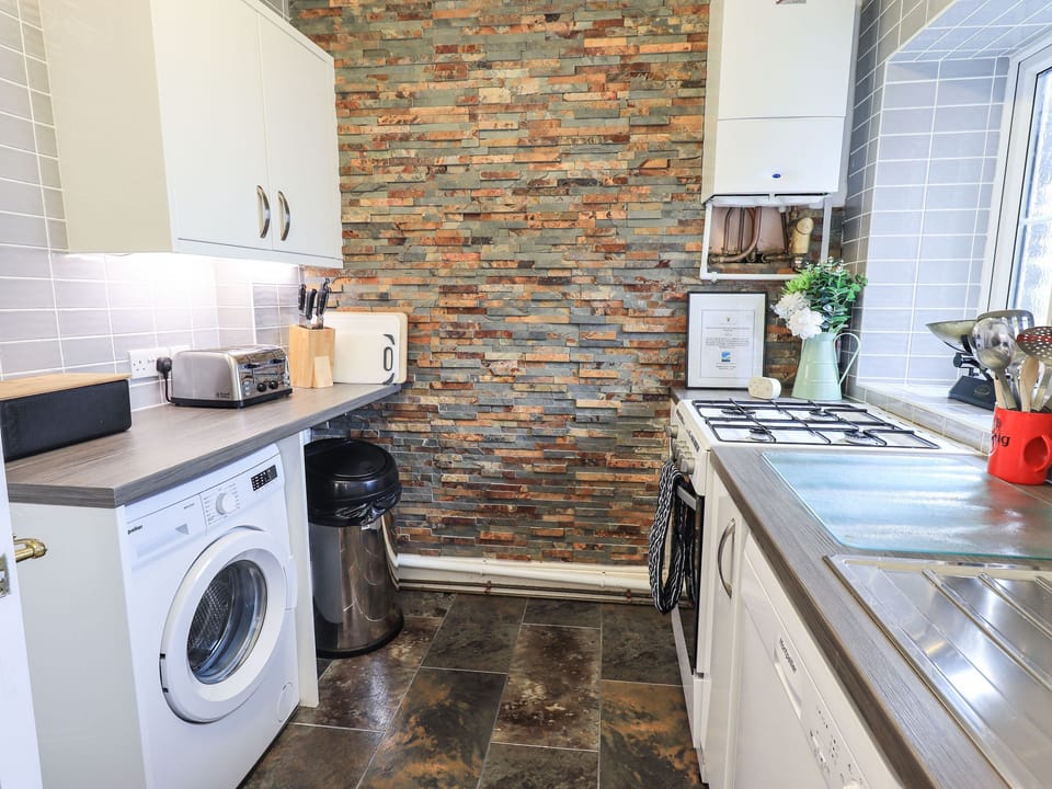 Cottage | Private kitchen | Fridge, dishwasher, cookware/dishes/utensils