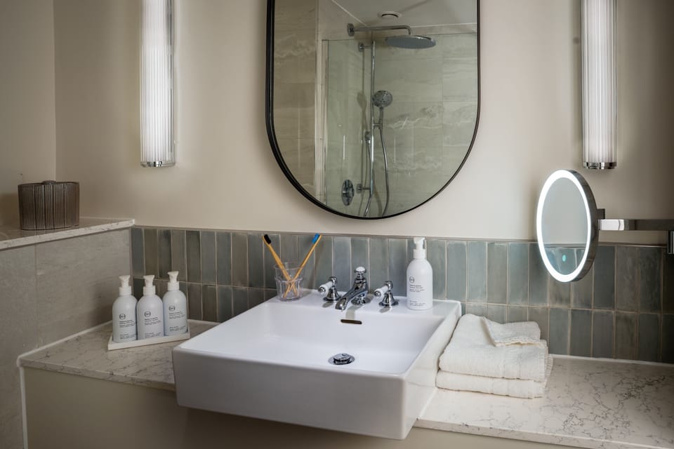 Superior Double Room | Bathroom | Combined shower/tub, free toiletries, hair dryer, bathrobes