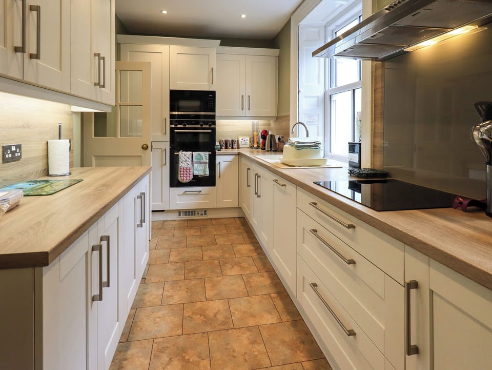 Cottage | Private kitchen | Fridge, dishwasher, cookware/dishes/utensils
