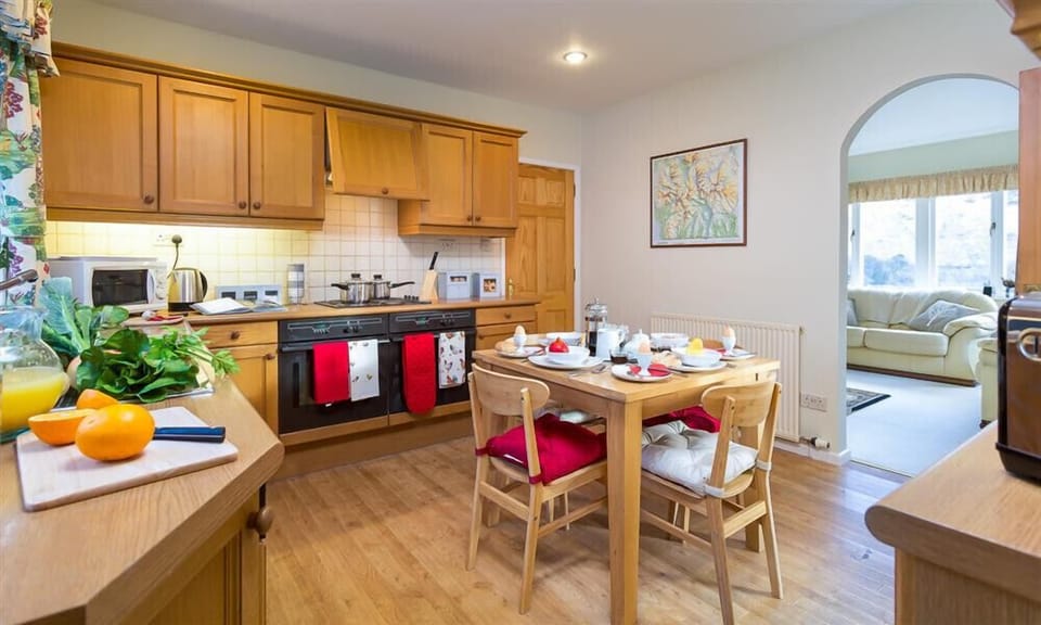 Fridge, cookware/dishes/utensils