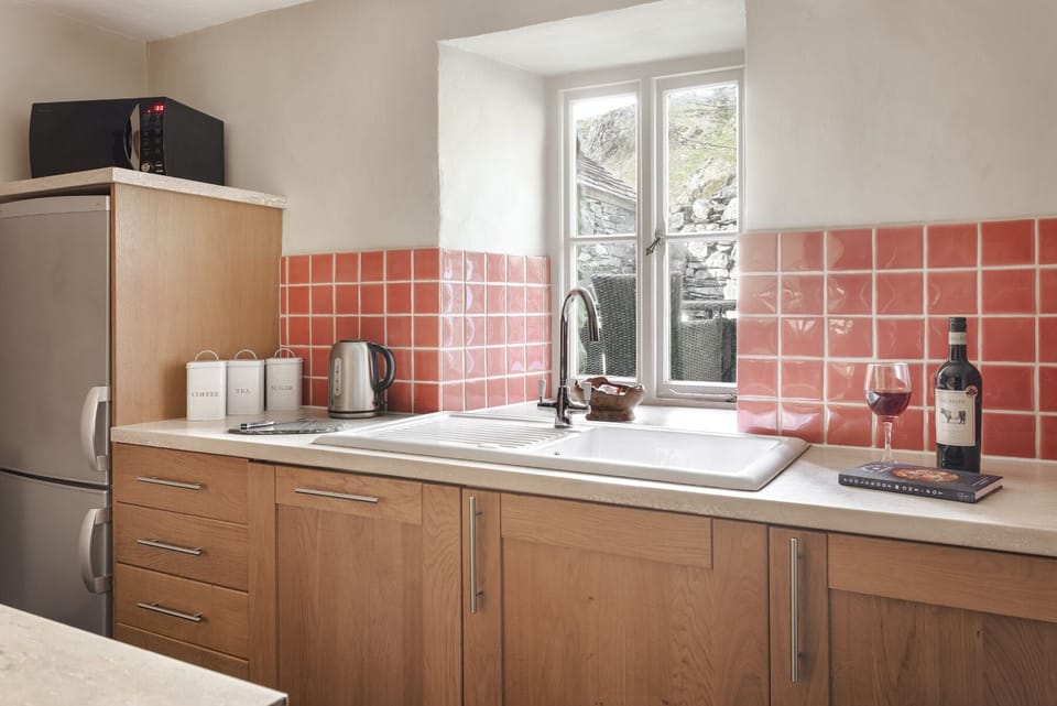 Cottage | Private kitchen | Fridge, dishwasher, cookware/dishes/utensils