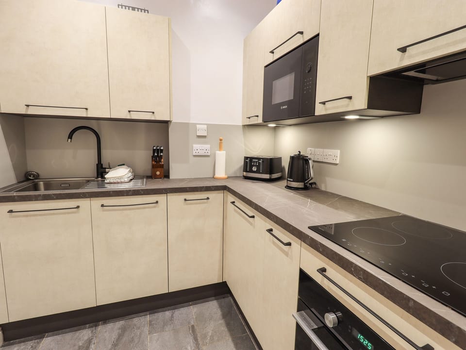 Cottage | Private kitchen | Fridge, dishwasher, cookware/dishes/utensils