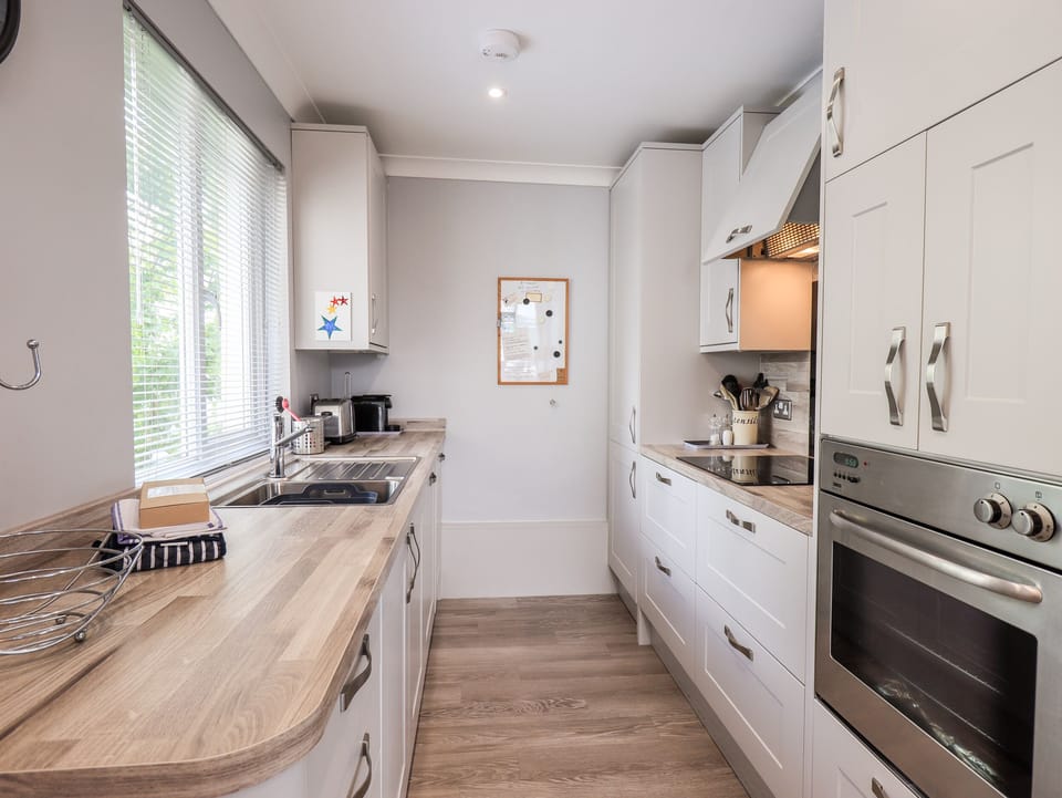 Cottage | Private kitchen | Fridge, dishwasher, cookware/dishes/utensils