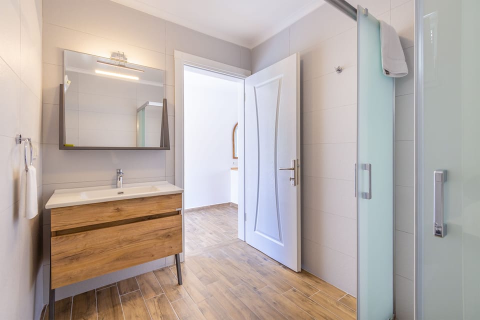 Standard Double Room | Bathroom | Combined shower/tub, rainfall showerhead, free toiletries, hair dryer