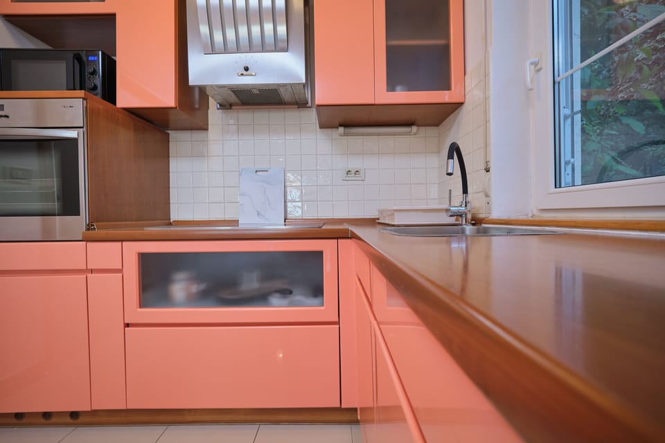 Full-size fridge, microwave, oven, stovetop