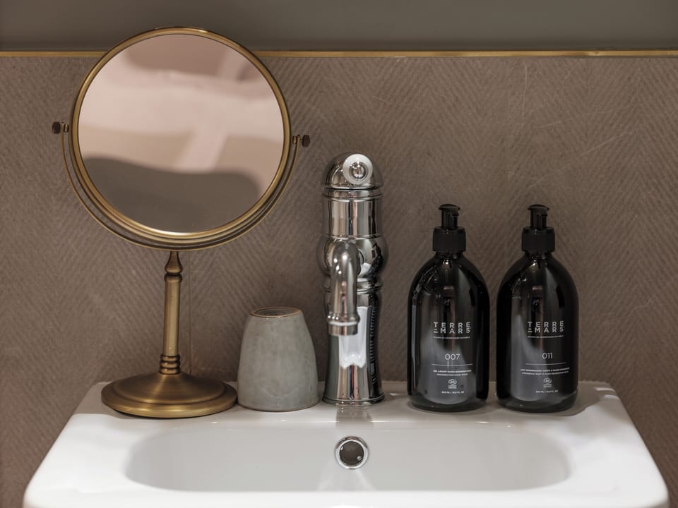 Shower, rainfall showerhead, free toiletries, hair dryer