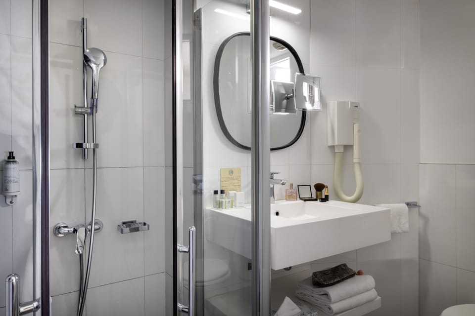 Executive Room | Bathroom | Shower, hair dryer, towels