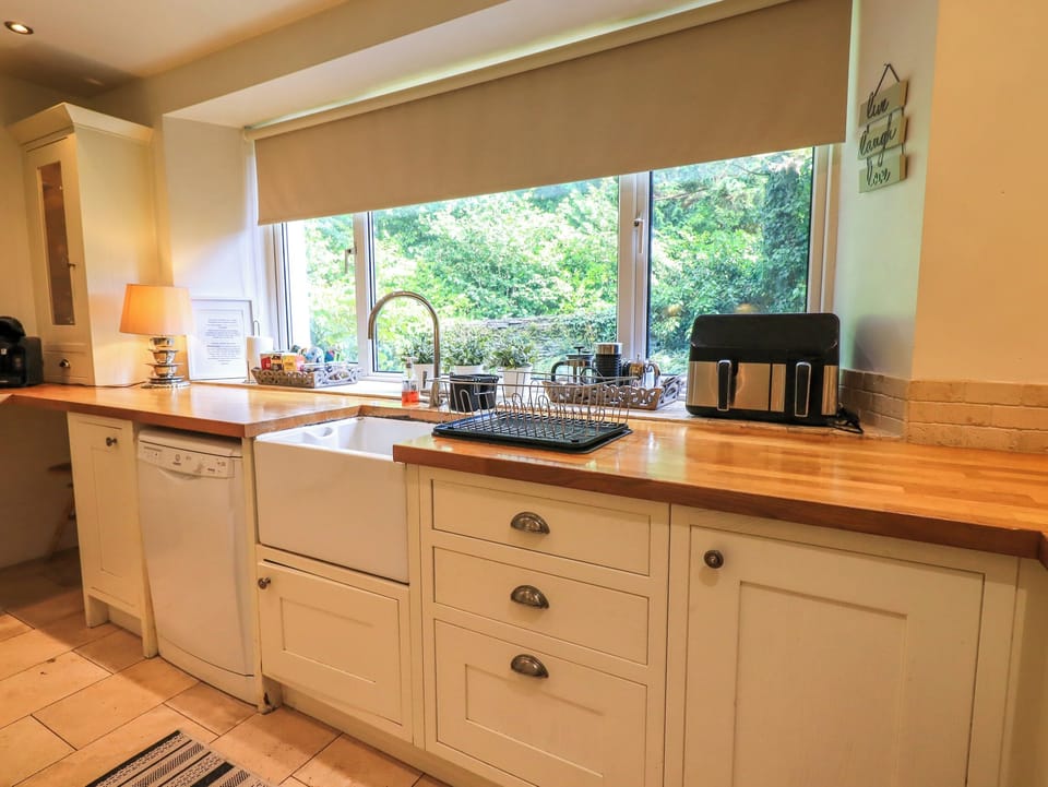 Cottage | Private kitchen | Fridge, microwave, dishwasher, cookware/dishes/utensils