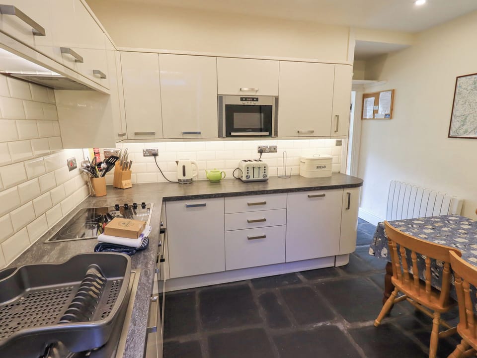 Cottage | Private kitchen | Fridge, dishwasher, cookware/dishes/utensils