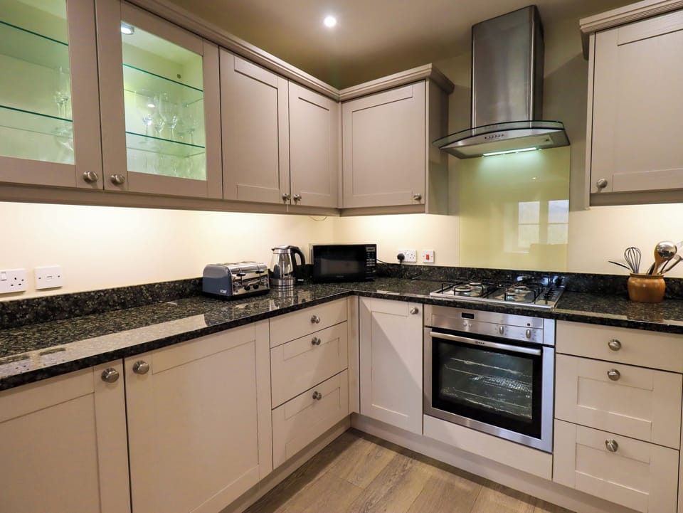 Cottage | Private kitchen | Fridge, dishwasher, cookware/dishes/utensils