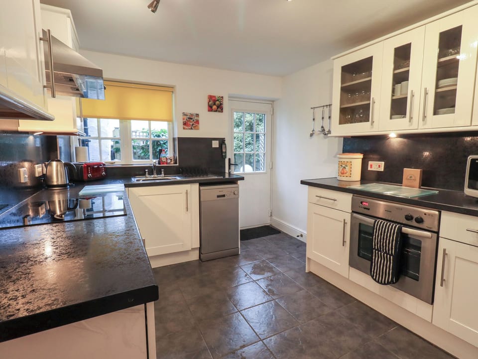 Cottage | Private kitchen | Fridge, dishwasher, cookware/dishes/utensils