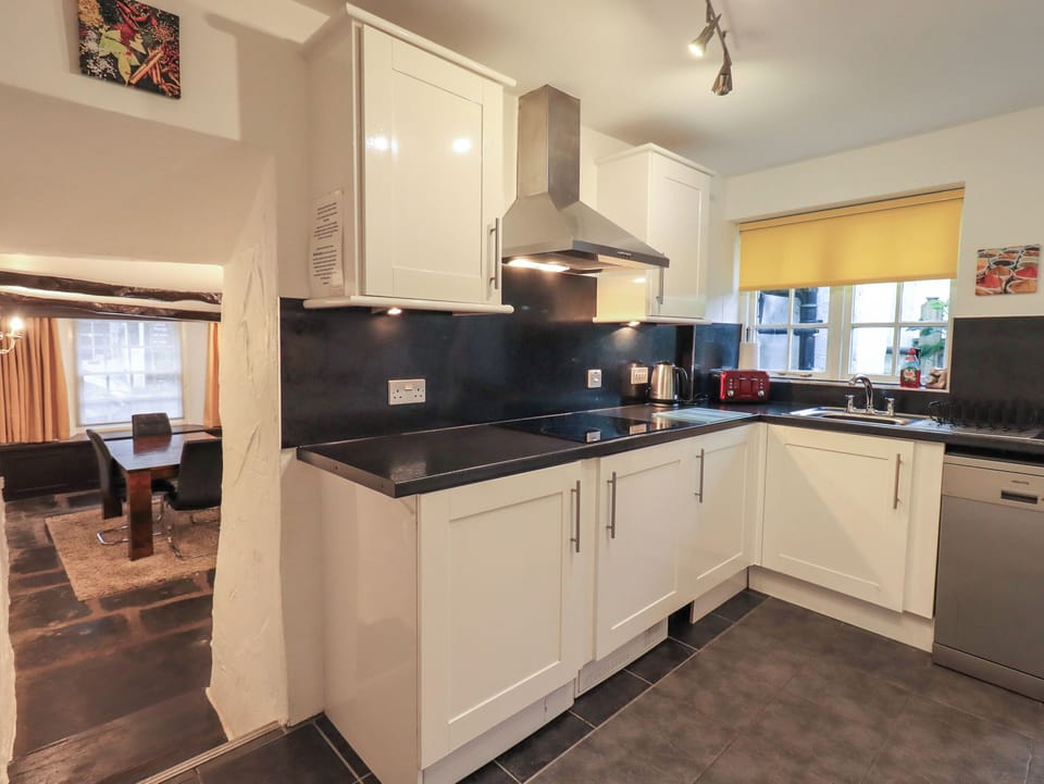 Cottage | Private kitchen | Fridge, dishwasher, cookware/dishes/utensils