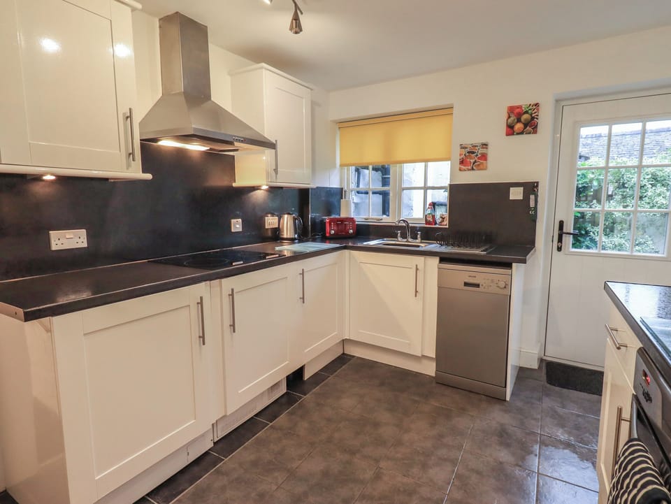 Cottage | Private kitchen | Fridge, dishwasher, cookware/dishes/utensils