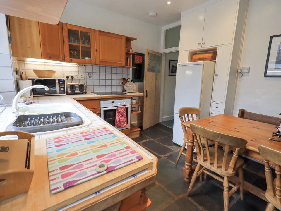 Cottage | Private kitchen | Fridge, microwave, cookware/dishes/utensils