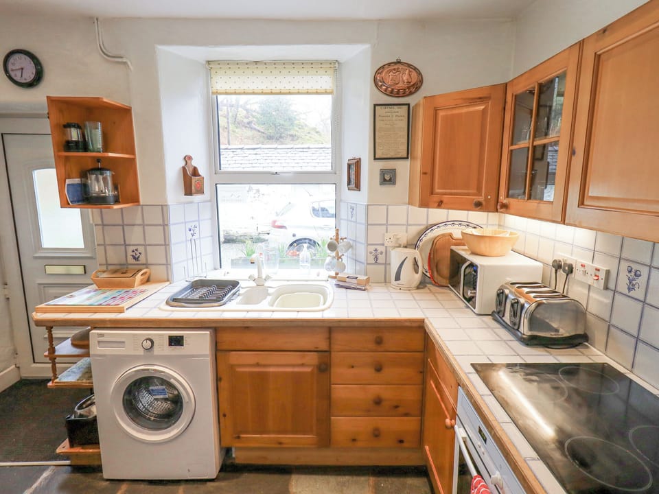 Cottage | Private kitchen | Fridge, microwave, cookware/dishes/utensils