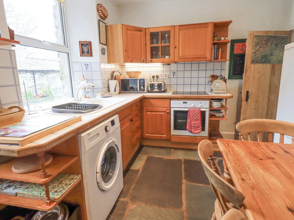 Cottage | Private kitchen | Fridge, microwave, cookware/dishes/utensils