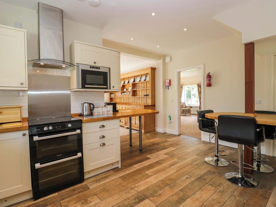 Fridge, dishwasher, cookware/dishes/utensils