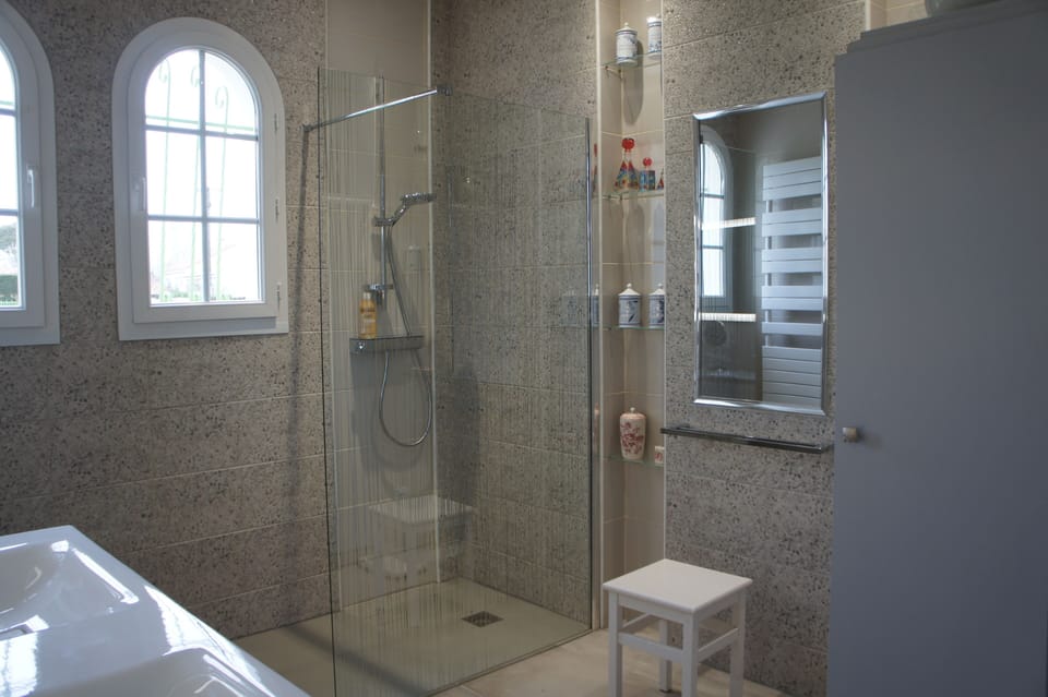 Standard Room | Bathroom | Rainfall showerhead, free toiletries, hair dryer, towels