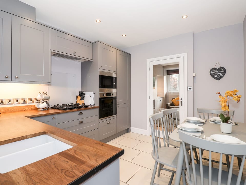 Fridge, microwave, dishwasher, cookware/dishes/utensils