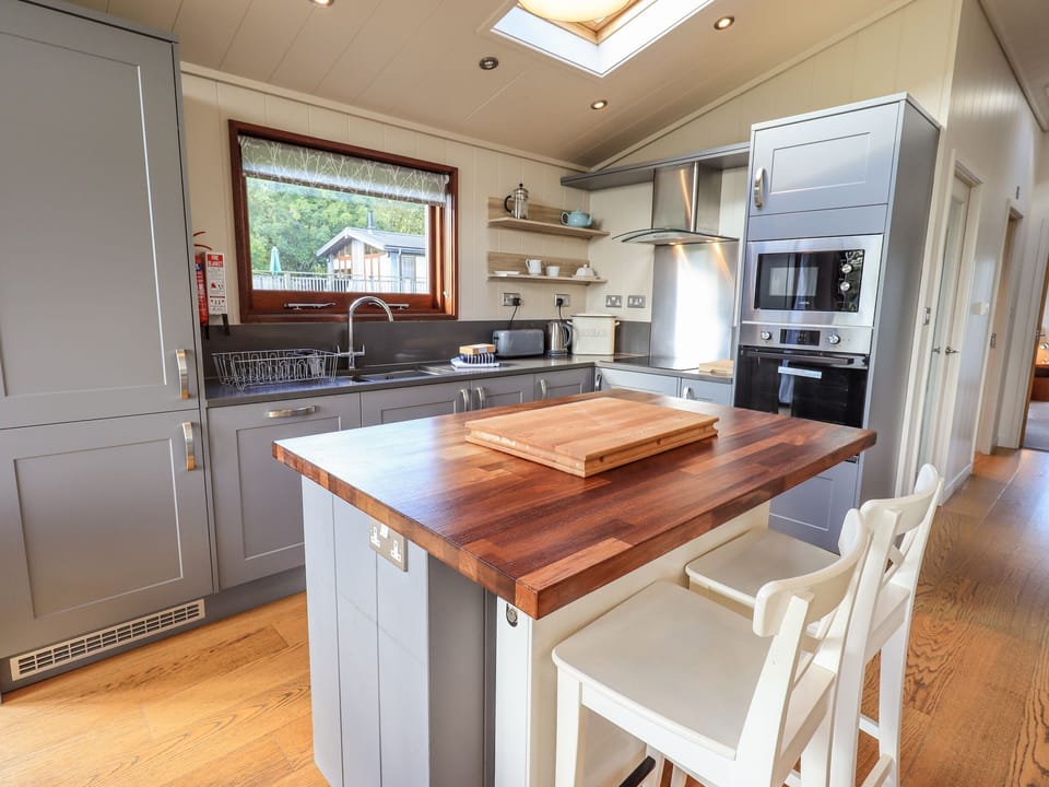 Fridge, dishwasher, cookware/dishes/utensils