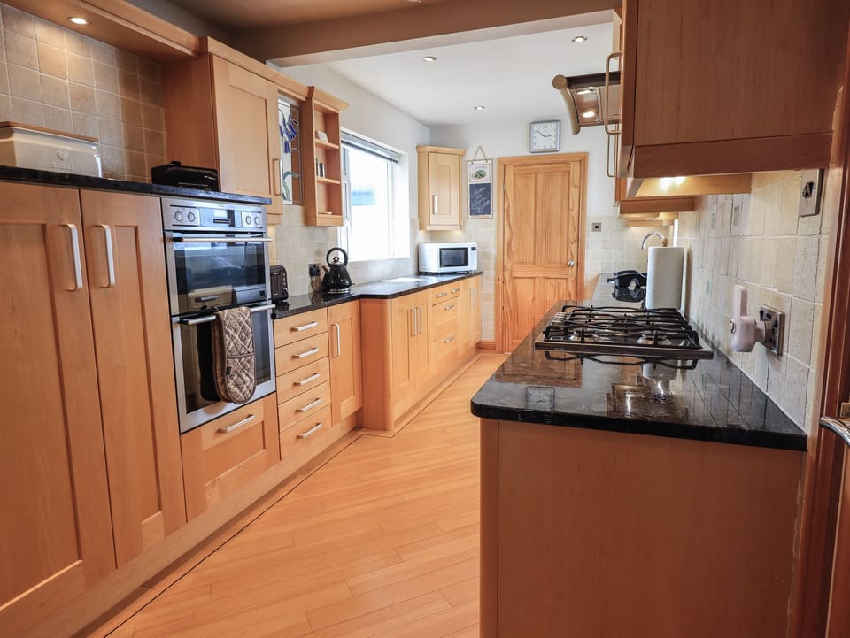 Cottage | Private kitchen | Fridge, dishwasher, cookware/dishes/utensils