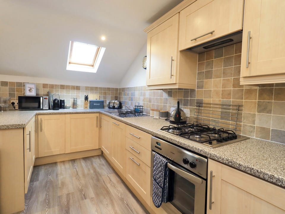 Fridge, dishwasher, cookware/dishes/utensils