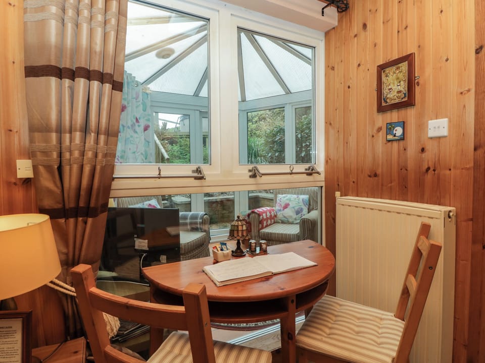 Cottage | Dining