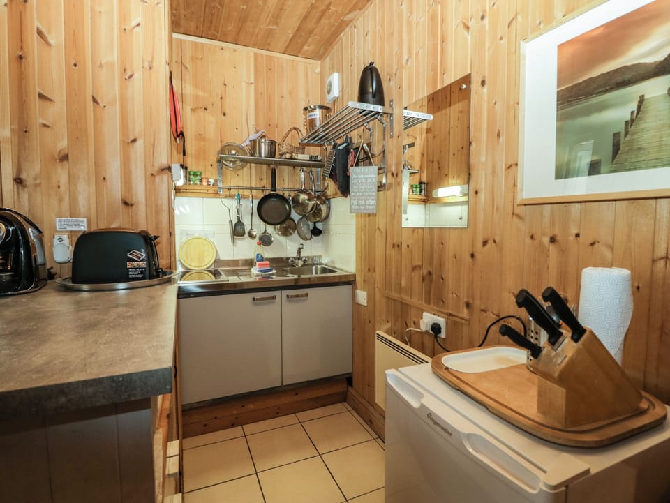 Cottage | Private kitchen | Fridge, cookware/dishes/utensils
