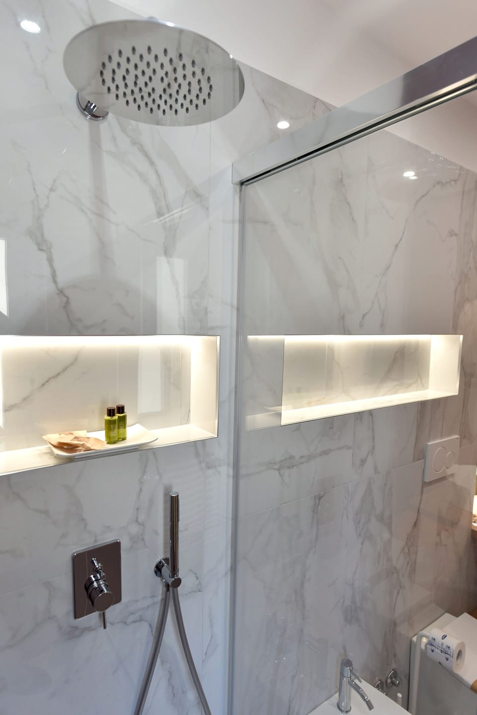 Superior Triple Room | Bathroom | Shower, rainfall showerhead, free toiletries, hair dryer