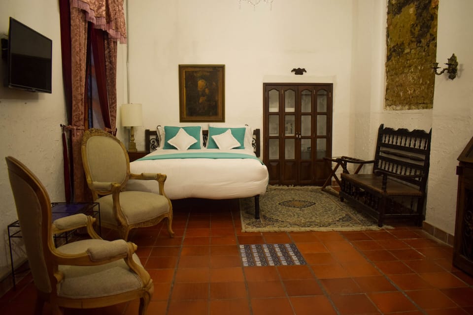 Suite | Down comforters, pillowtop beds, minibar, in-room safe