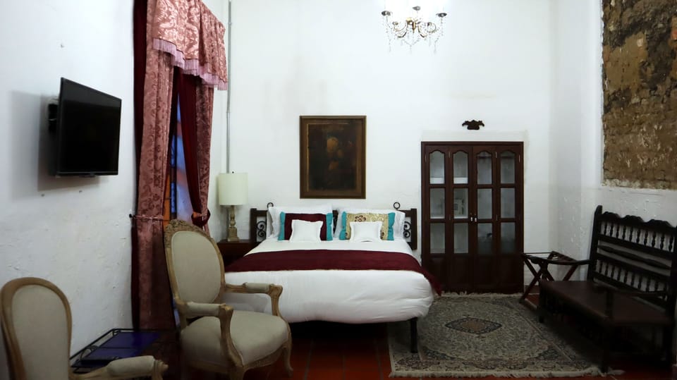 Suite | Down comforters, pillowtop beds, minibar, in-room safe
