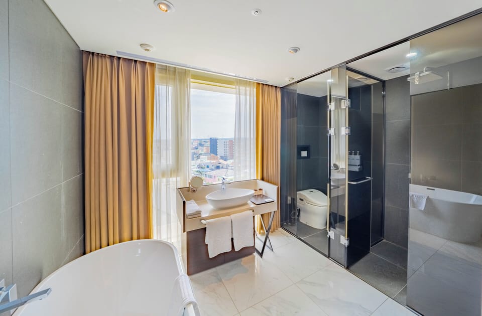 Premier Twin Room, Non Smoking | Bathroom | Rainfall showerhead, free toiletries, hair dryer, slippers