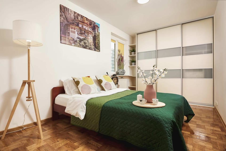 Elite Apartment | 3 bedrooms, laptop workspace, blackout drapes, iron/ironing board