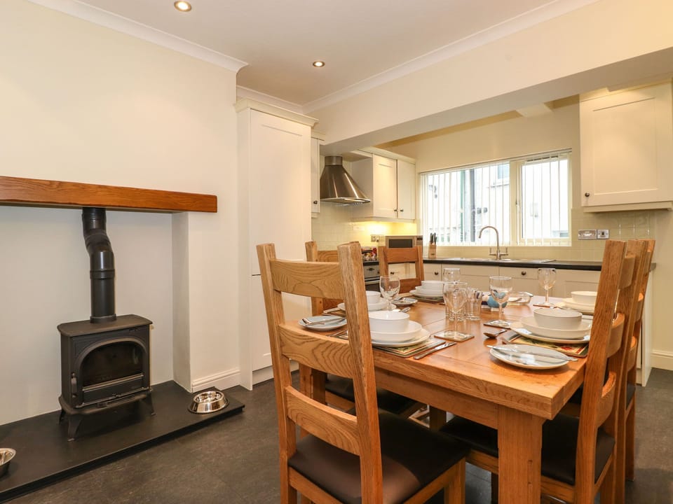 Cottage | Dining