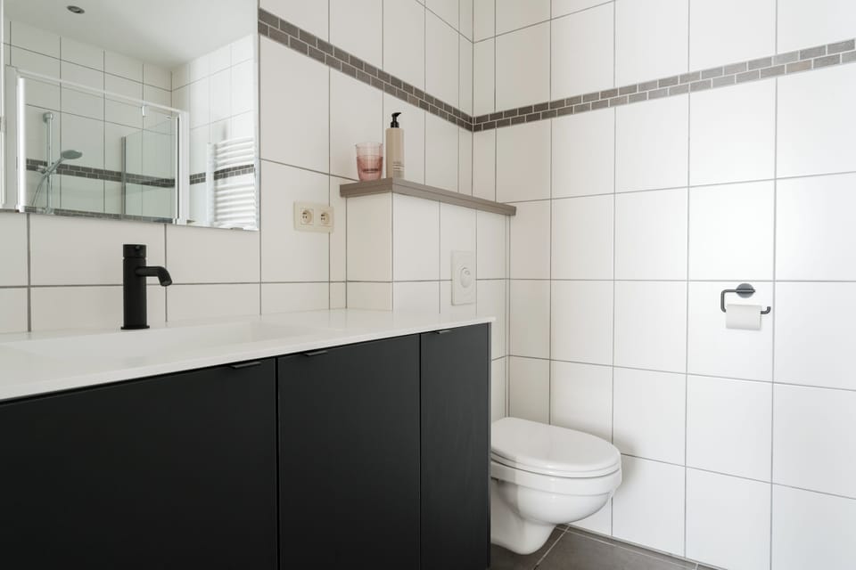 Deluxe Duplex | Bathroom | Shower, free toiletries, hair dryer, towels