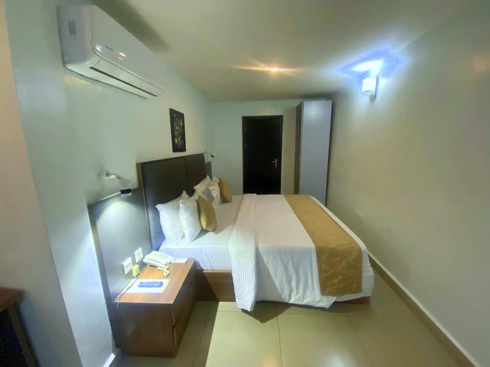 Executive Room | 1 bedroom, premium bedding, desk, laptop workspace