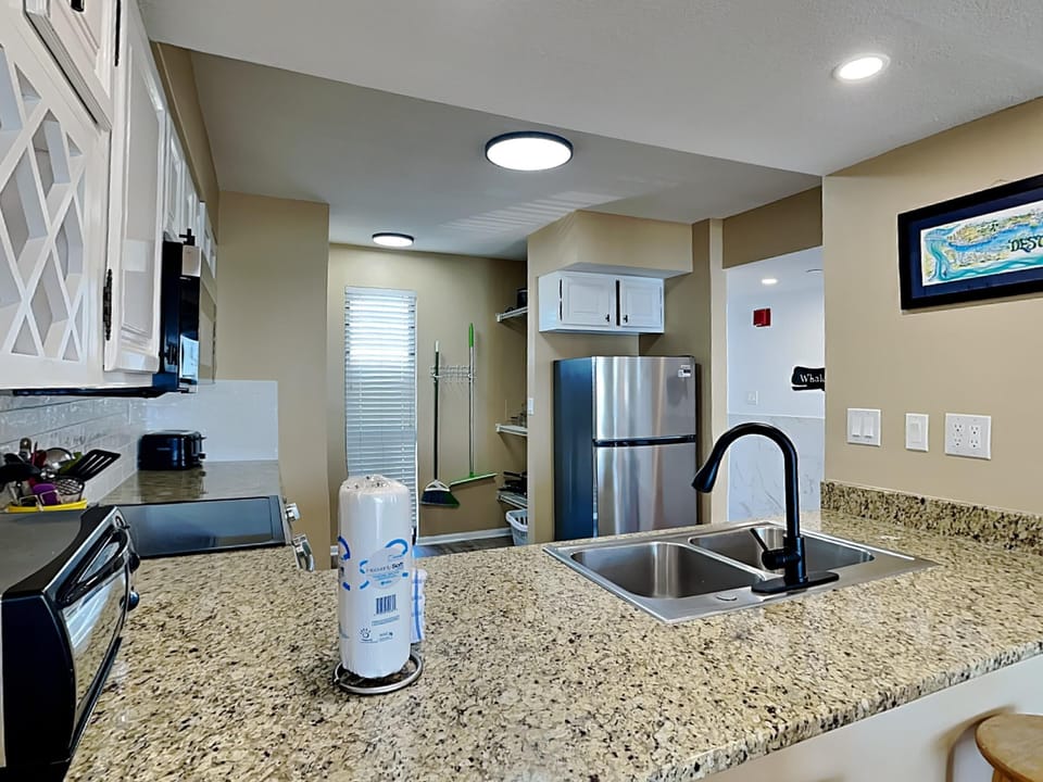 Condo, Multiple Beds, Balcony, Ocean View (0 - No Pets Allowed) | Private kitchen | Fridge, microwave, oven, stovetop