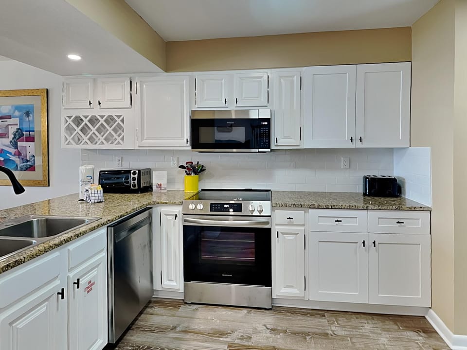 Condo, Multiple Beds, Balcony, Ocean View (0 - No Pets Allowed) | Private kitchen | Fridge, microwave, oven, stovetop