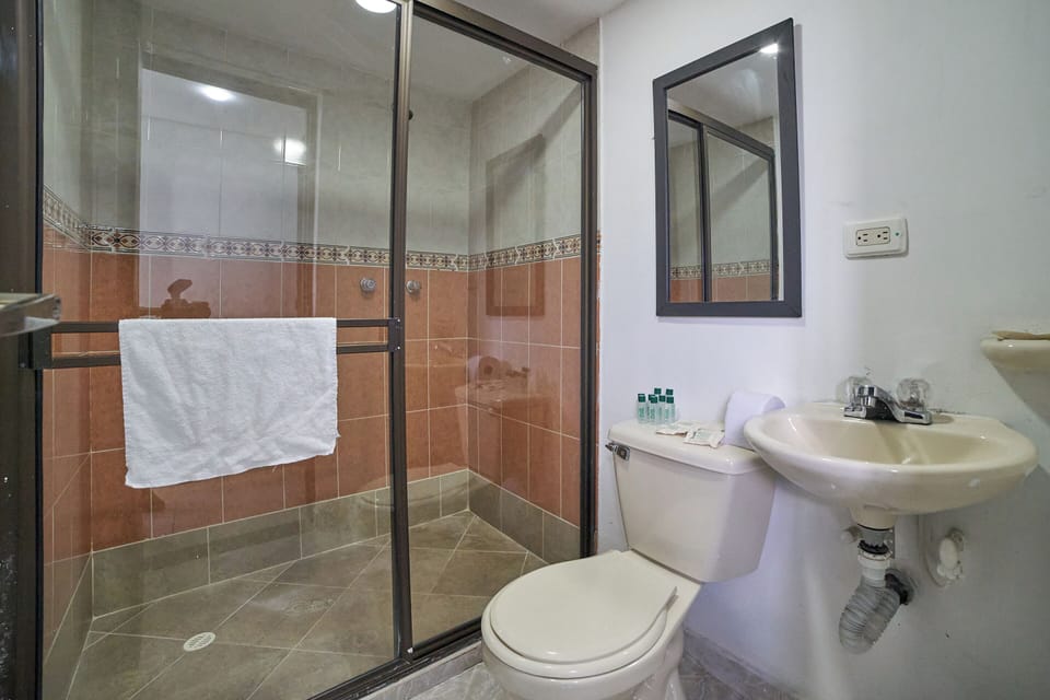 Shower, rainfall showerhead, free toiletries, hair dryer