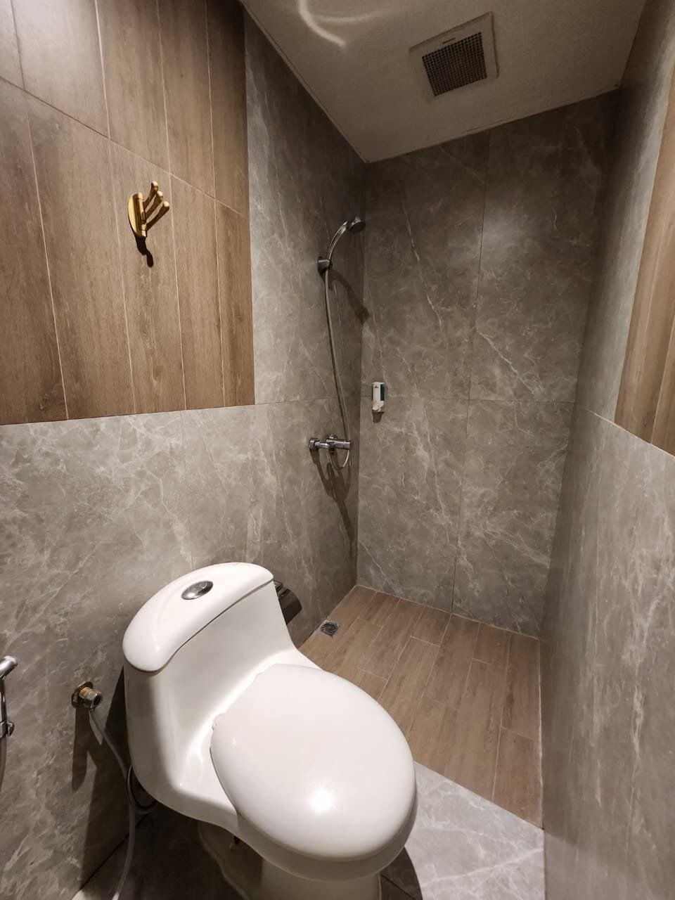 Premium Studio Suite | Bathroom | Shower, free toiletries, slippers, towels