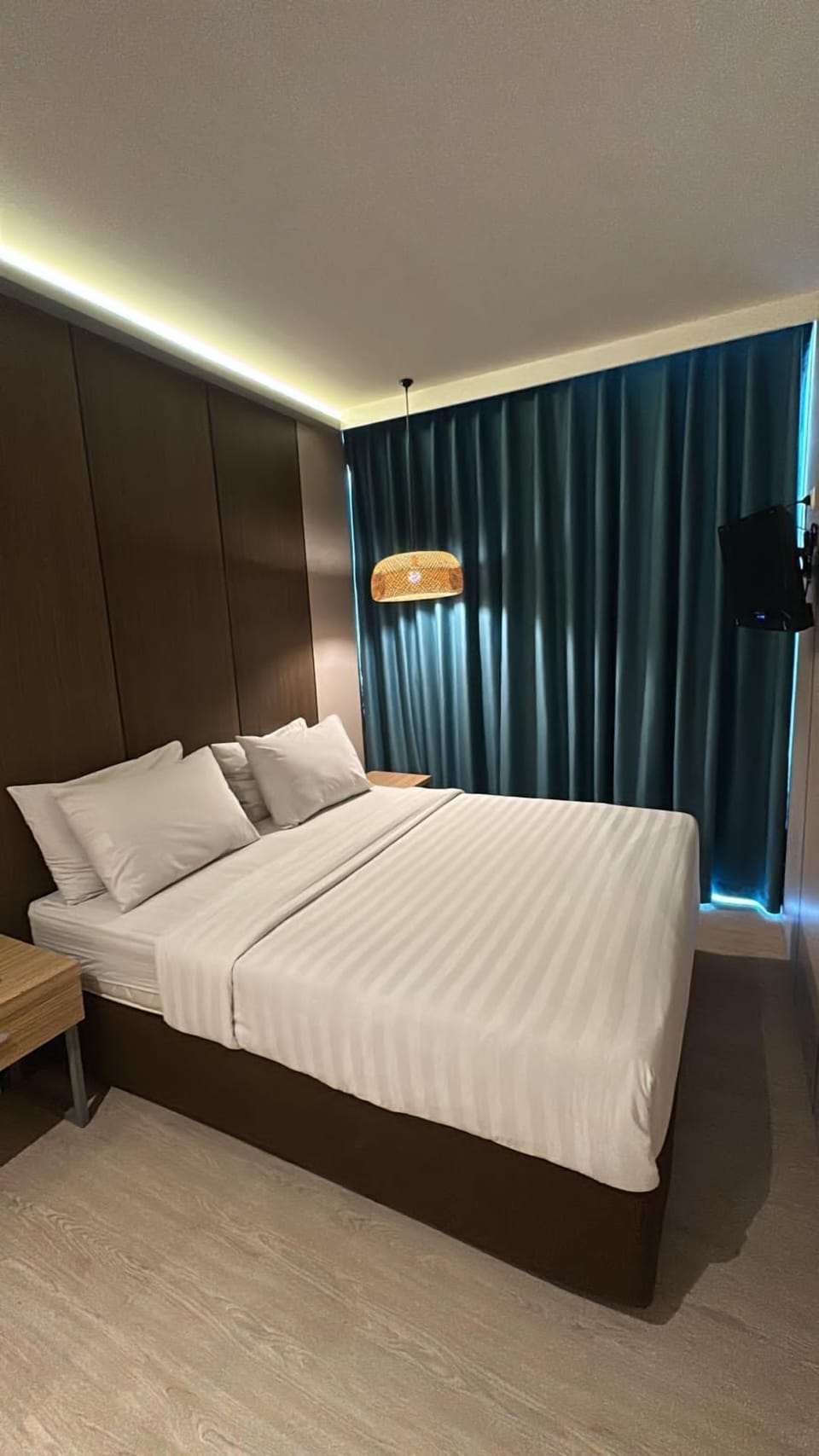 Premium Studio Suite | Premium bedding, desk, laptop workspace, free WiFi