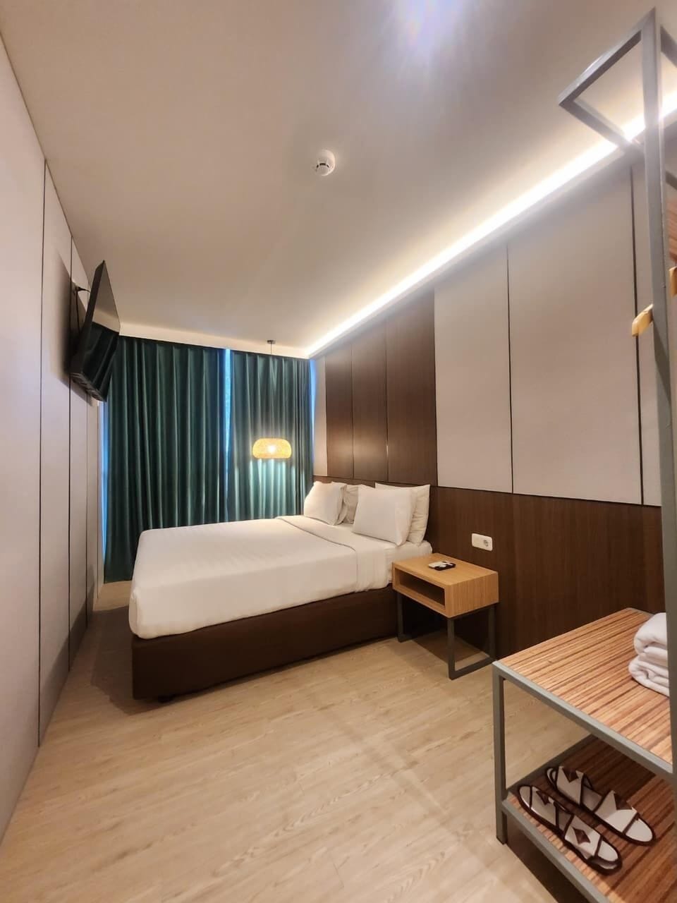 Premium Studio Suite | Premium bedding, desk, laptop workspace, free WiFi