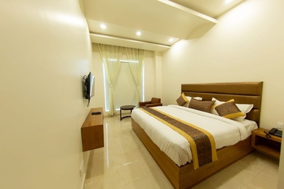 Deluxe Double Room | Desk, iron/ironing board, free WiFi, bed sheets